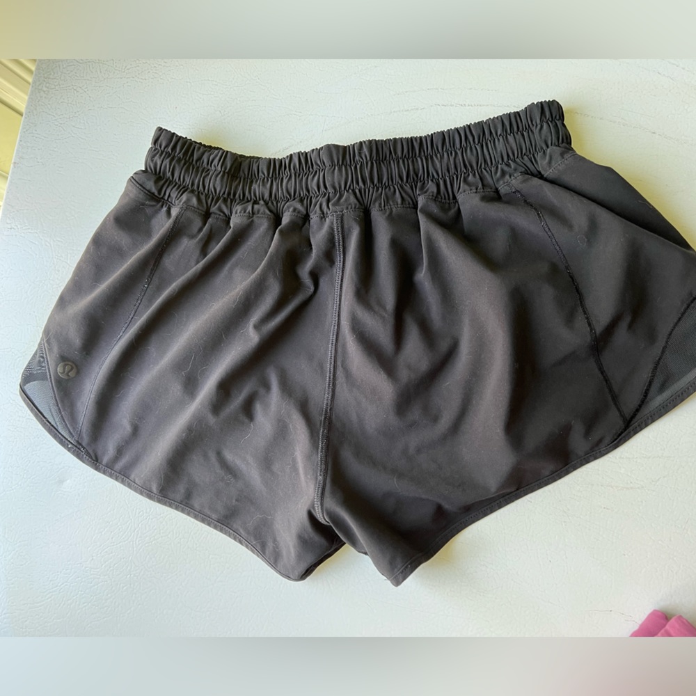 Lululemon Hotty Hots size 6, 2.5in inseam